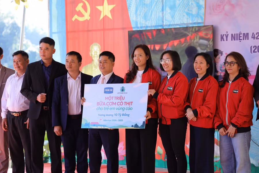 dai-dien-cs-trao-bang-tai-tro-quy.jpg