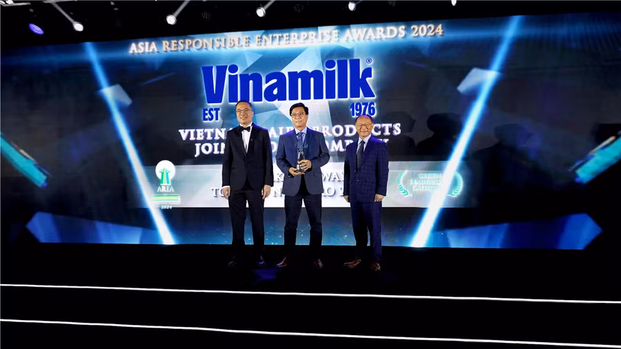 Ông Lê Hoàng Minh, Giám đốc điều hành Sản xuất của Vinamik nhận cúp chứng nhận cho hạng mục Green Leadership của Giải thưởng AREA
