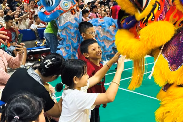 Các em thiếu nhi là con CBCNV, người lao động trong Công ty Nhiệt điện Vĩnh Tân vui hội trung thu.