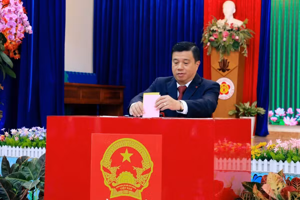 Bí thư Tỉnh ủy, Trưởng đoàn ĐBQH tỉnh Lâm Đồng khóa XV Y Thanh Hà Niê Kđăm bỏ phiếu tại khu vực bỏ phiếu số 21, phường Xuân Hương - Đà Lạt. Ảnh: Lê Phước