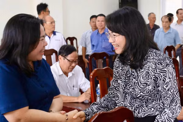 Các cử tri gặp gỡ các ứng viên ĐBQH khóa XVI.