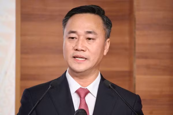 Tân Phó Bí thư Tỉnh uỷ Khánh Hoà Nguyễn Việt Hùng phát biểu nhận nhiệm vụ.