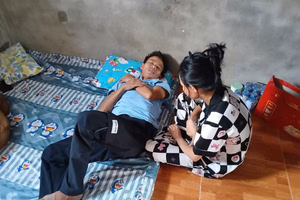 Mỗi khi anh Định đau ốm, em Kỳ Duyên luôn bên cạnh, như chỗ dựa tinh thần nhỏ bé.