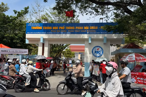 Trường THPT Phan Bội Châu - Phan Thiết, phường Phú Thủy, tỉnh Lâm Đồng.