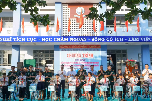 Ban tổ chức tặng xe đạp cho học sinh nghèo. Ảnh: Linh Huỳnh.
