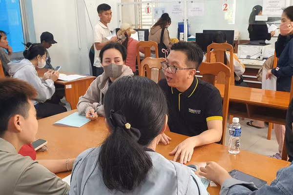 Người lao động tại Lâm Đồng được tư vấn đi làm việc tại nước ngoài.