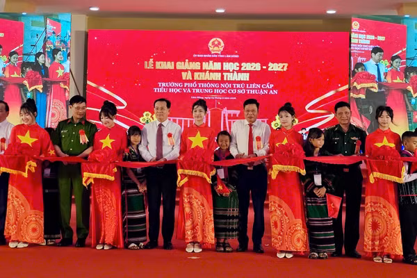 Ngày khai giảng đặc biệt của học sinh vùng biên Lâm Đồng