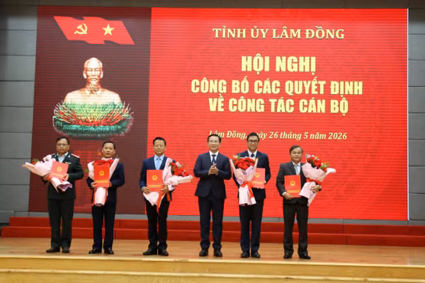 Chủ tịch UBND tỉnh Lâm Đồng Hồ Văn Mười trao quyết định điều động, bổ nhiệm cán bộ chủ chốt.