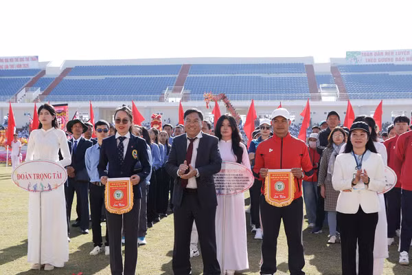 Phó Chủ tịch UBND tỉnh Võ Ngọc Hiệp tặng cờ cho các đội tham gia thi đấu tại Đại hội TDTT Ngành Giáo dục tỉnh Lâm Đồng lần I năm 2026.