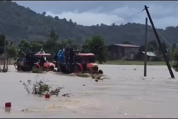 Người dân di dời khỏi vùng ngập.