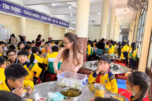 Lâm Đồng siết chặt kiểm soát bếp ăn trường học sau vụ nghi mất an toàn thực phẩm tại Trường Tiểu học Trưng Vương