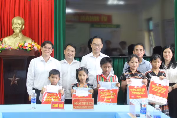 Bộ trưởng Hoàng Minh Sơn tặng quà cho 5 học sinh có hoàn cảnh khó khăn, vượt khó vươn lên trong học tập. 