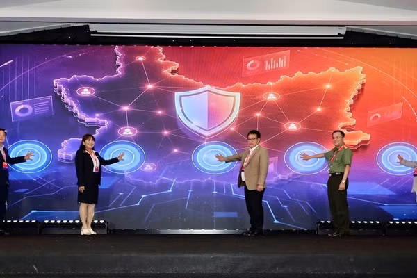 Ra mắt Câu lạc bộ "Niềm tin số" tỉnh Lâm Đồng. (Ảnh: Trang Thông tin điện tử Công an tỉnh Lâm Đồng).