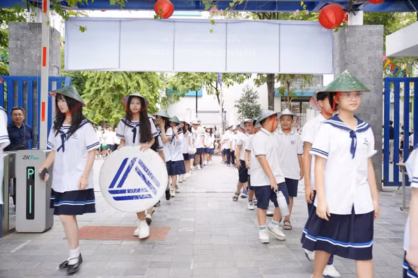 Lễ khai giảng năm học 2026–2027 tại Trường THCS & THPT Lương Thế Vinh với 2.379 học sinh cùng bước vào hành trình học tập, trưởng thành và phát triển.