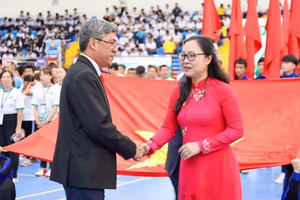 Thứ trưởng Bộ GD&ĐT Nguyễn Thị Quyên Thanh và Phó Chủ tịch UBND tỉnh Lâm Đồng Nguyễn Minh dự lễ Khai mạc Giải Thể thao học sinh phổ thông toàn quốc 2026.