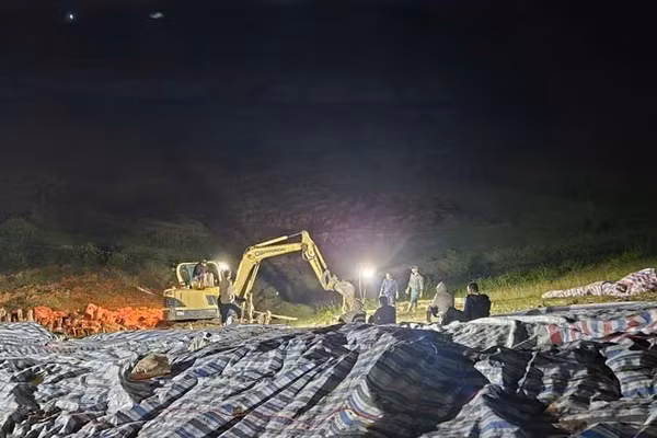 Lực lượng chức năng tỉnh Lâm Đồng trắng đêm xử lý nguy cơ vỡ đập.