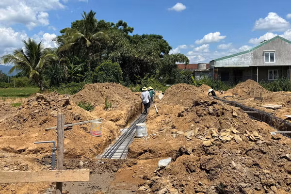 Công trình nhà tránh lũ cộng đồng được thi công tại thôn Phú Hữu.