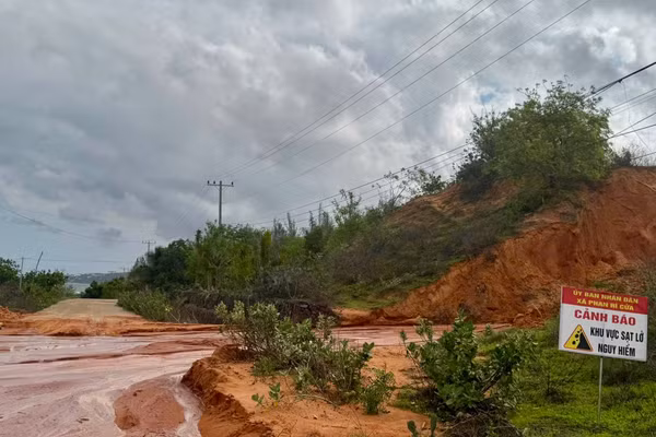  Biển cảnh báo tại khu vực sạt lở.