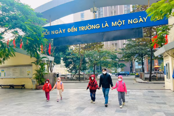 Nhà trường lùi lịch vào lớp, chú trọng giữ ấm cho học sinh.