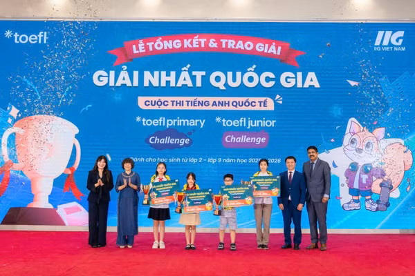 BTC trao giải cho các thí sinh.