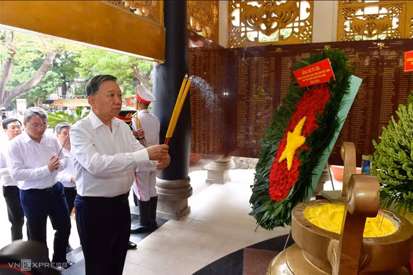 Tổng Bí thư, Chủ tịch nước Tô Lâm dâng hương các anh hùng liệt sĩ tại công viên Lê Thị Riêng - Ảnh: VnExpress