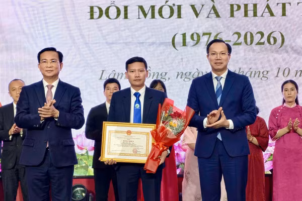 Thứ trưởng Bộ GD&ĐT Đoàn Trung Kiên và ông Hồ Văn Mười, Chủ tịch UBND tỉnh Lâm Đồng trao bằng khen cho các cá nhân có thành tích xuất sắc.