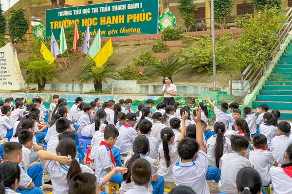 Giờ hoạt động trải nghiệm tại Trường Tiểu học Thị trấn Thạch Giám 1 (xã Tương Dương, Nghệ An). Ảnh: NTCC