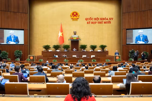 Phó Thủ tướng Thường trực Nguyễn Hòa Bình thay mặt Chính phủ trình bày tờ trình.