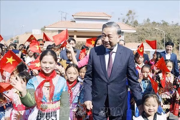 Tổng Bí thư, Chủ tịch nước Tô Lâm và Đoàn công tác của Trung ương tặng quà cho Trường Phổ thông Nội trú liên cấp Tiểu học và THCS Si Pa Phì ngày 31/1/2026. Ảnh: TTXVN