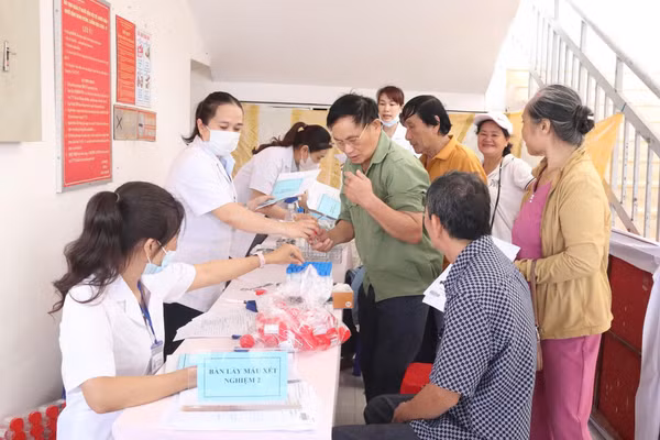 Hàng trăm người dân được khám sức khỏe tại các địa phương.