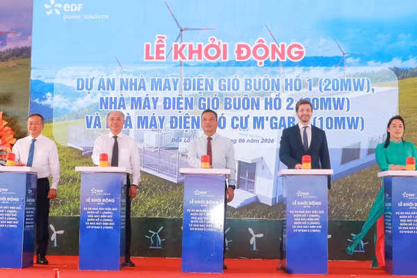 Các đại biểu bấm nút động thổ các dự án điện gió.