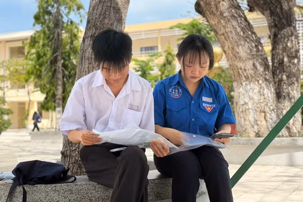Các thí sinh Lâm Đồng kiểm tra giấy tờ, vật dụng tham gia Kỳ thi tốt nghiệp THPT 2026.