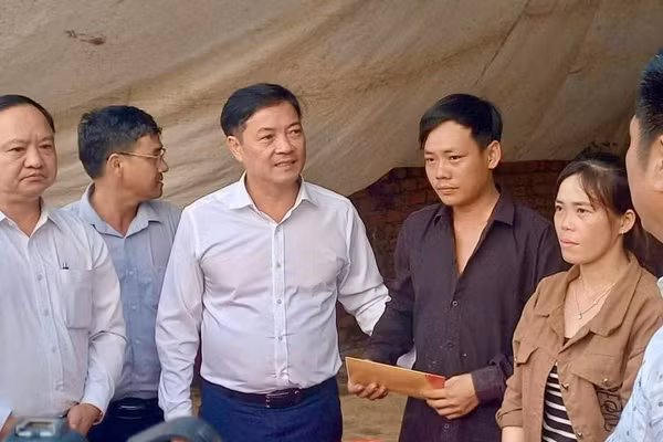 Phó Chủ tịch Thường trực UBND tỉnh Lâm Đồng Lê Trọng Yên thăm hỏi gia đình các nạn nhân.