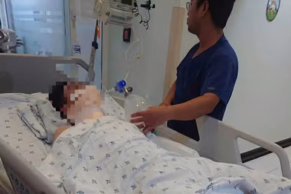 Hình ảnh Em H. khi mới được điều trị tại Bệnh viện.