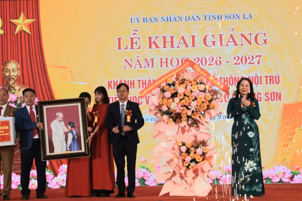 Phó Chủ tịch nước Võ Thị Ánh Xuân chúc mừng năm học mới Trường Phổ thông nội trú liên cấp Tiểu học và THCS Chiềng Sơn.