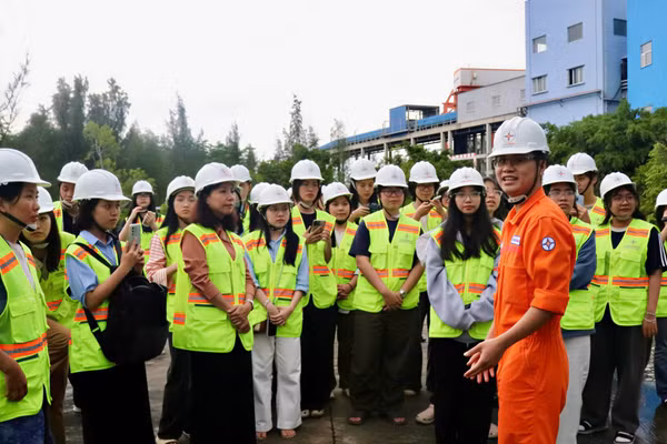 Sinh viên được chia sẻ quy trình tiếp nhận than tại Kho than Nhà máy Nhiệt điện Vĩnh Tân 2.