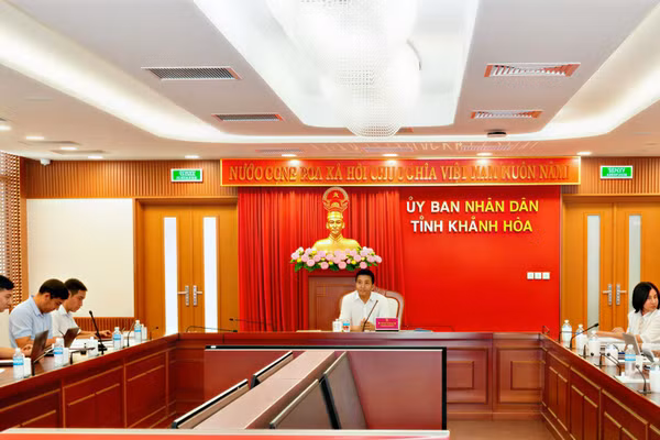 Ông Nguyễn Long Biên, Phó Chủ tịch Thường trực UBND tỉnh Khánh Hòa chủ trì cuộc họp.