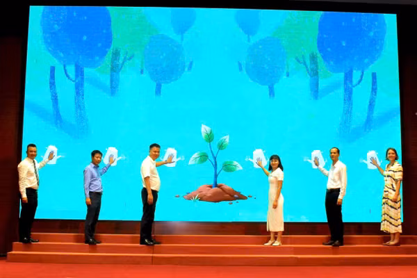 Các đại biểu thực hiện nghi thức bàn giao Vườn ươm.