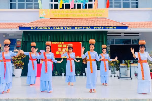 Học sinh các Trường Phổ thông Dân tộc Nội trú ở Lâm Đồng tham gia hoạt động để giữ gìn bản sắc văn hóa dân tộc.