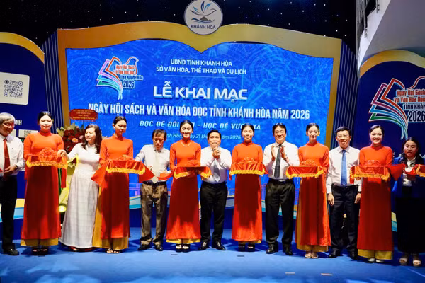 Các đại biểu cắt băng khai mạc Ngày hội Sách và Văn hóa đọc Khánh Hòa 2026.
