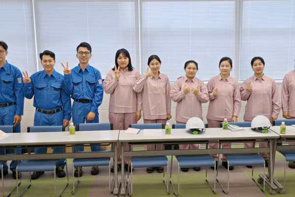 Nhiều bạn trẻ chọn đi làm việc tại nước ngoài sau khi tốt nghiệp THPT.