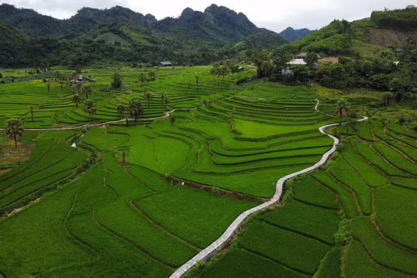 Ở độ cao hơn 1.200m, Bản Tèn, xã Văn Lăng, tỉnh Thái Nguyên từng là địa bàn đặc biệt khó khăn với “5 không”: không điện, không đường, không trường, không trạm và không nước sạch. 