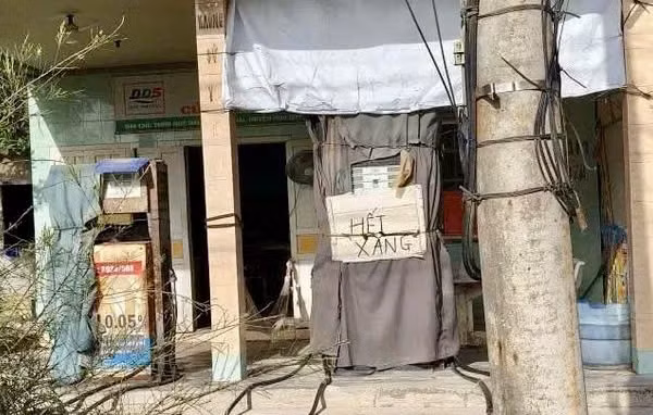 Các trạm kinh doanh xăng dầu tại đảo Phú Quý thông báo hết xăng.