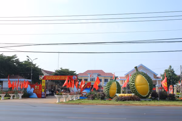 Biểu tượng trái sầu riêng đặt trước trụ sở UBND xã Ea Knuếc thể hiện định hướng phát triển cây trồng chủ lực của địa phương.