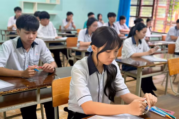Thí sinh Đặc khu Phú Quý hoàn tất các thủ tục trước giờ làm bài môn Ngữ văn.