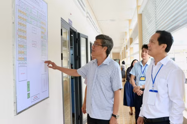 Ông Nguyễn Minh - Phó Chủ tịch UBND tỉnh Lâm Đồng kiểm tra công tác tổ chức Kỳ thi tốt nghiệp THPT 2006.