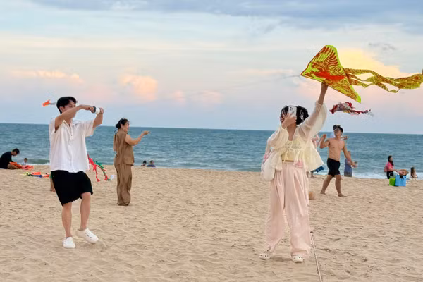 Lễ hội diều tại bãi biển thu hút đông đảo du khách tham gia.