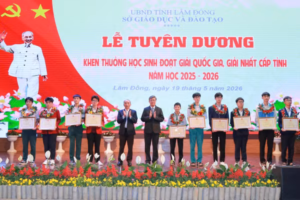 Phó Chủ tịch UBND tỉnh Nguyễn Minh trao Bằng khen của Bộ GD&ĐT cho học sinh đạt giải quốc gia và cấp tỉnh.