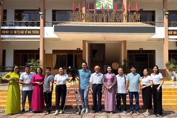 Đoàn phim “Nhà giáo đi B” cùng các thầy cô giáo tại trường THPT Lê Quý Đôn, Đắk Lắk