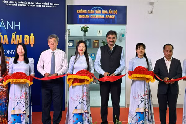 Các đại biểu cắt băng khánh thành Không gian văn hóa Ấn Độ.